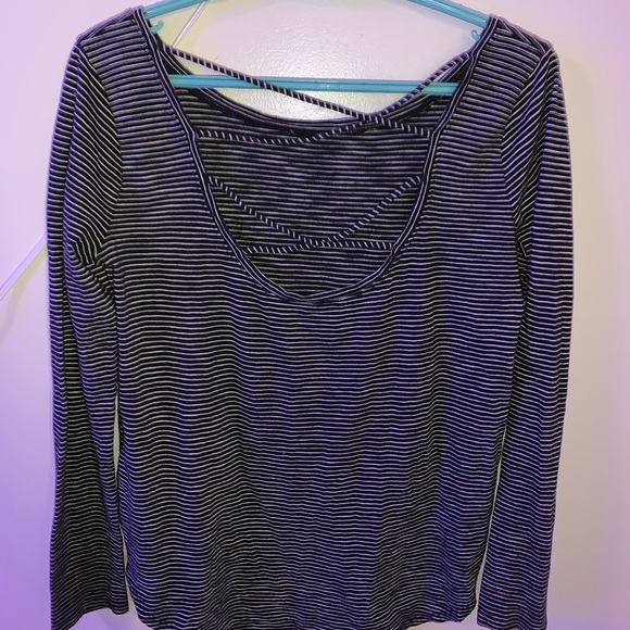 Hollister Long Sleeve Tee - Picture 2 of 3